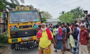 গুরুদাসপুরে ট্রাকের চাপায় মোটরসাইকেল আরোহী নিহত
