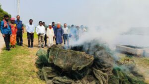 সিংড়ায় ৭ লাখ টাকার নিষিদ্ধ চায়না দুয়ারি জাল ধ্বংস