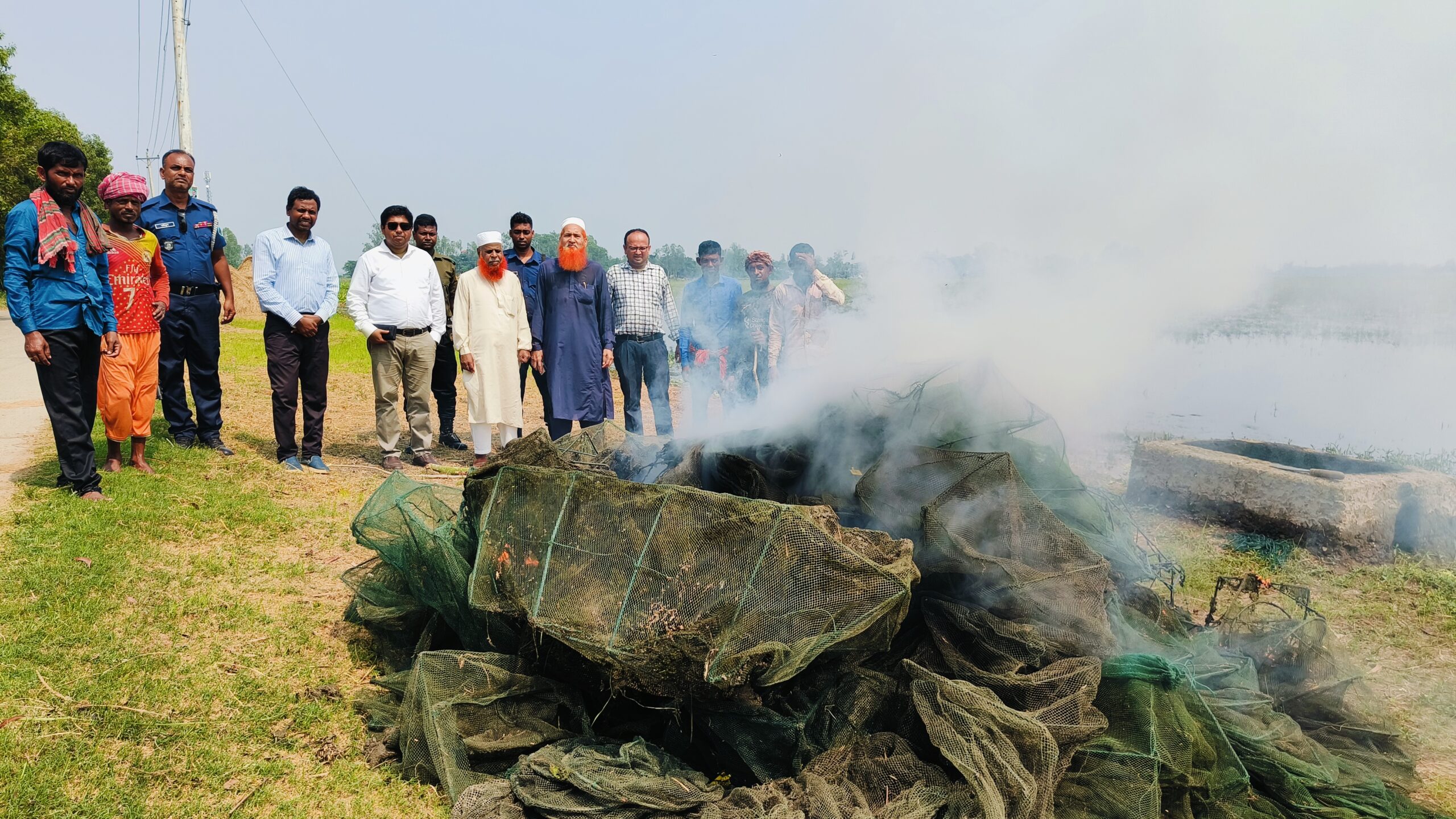 সিংড়ায় ৭ লাখ টাকার নিষিদ্ধ চায়না দুয়ারি জাল ধ্বংস