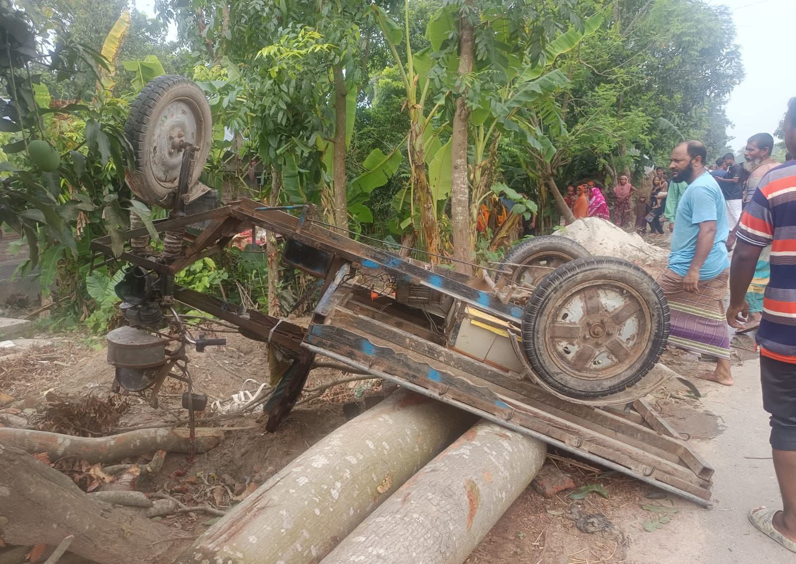 নাটোরের লালপুরে প্রাইভেট কারের ধাক্কায় প্রাণ গেল ভ্যানচালকের, আহত ৩#সং বাদ শৈলী ‎