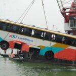 দৌলতদিয়া ফেরিঘাটে ডুবে যাওয়া বাসটি উদ্ধার, হতাহতের ঘটনা ঘটেনি