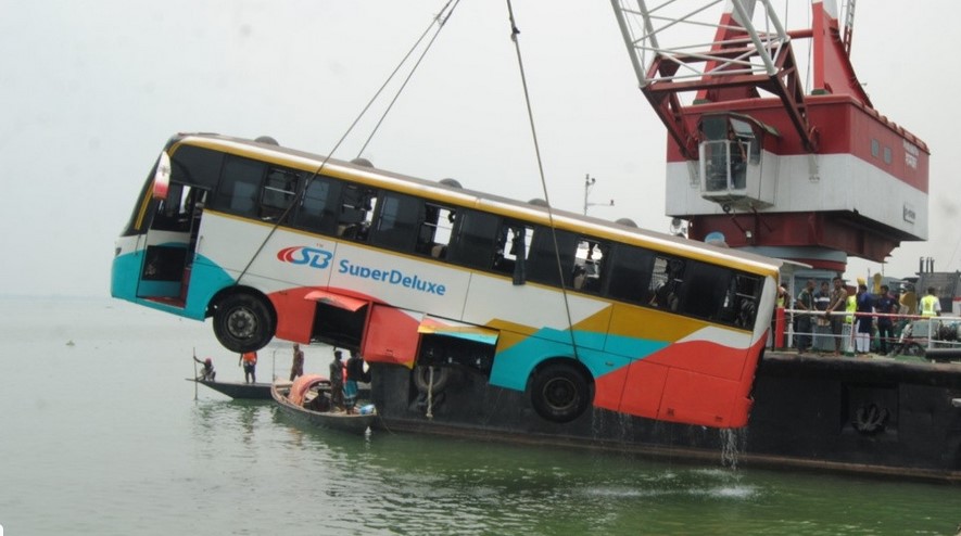 দৌলতদিয়া ফেরিঘাটে ডুবে যাওয়া বাসটি উদ্ধার, হতাহতের ঘটনা ঘটেনি