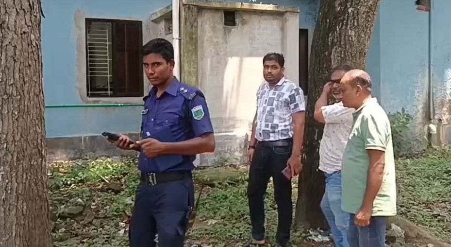 নাটোরে জানালার বিল কেটে জনসাস্থ্য প্রকৌশল বিভাগের কম্পিউটার চুরি