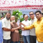 নাটোরে পথচারীদের মাঝে দুই হাজার গাছের চারা উপহার ও জলবায়ু সচেতনতার বার্তা