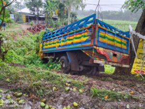নাটোরে ট্রাক চাপায় ভ্যানচালক নিহত আহত ১