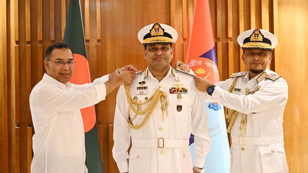 নবনিযুক্ত নৌপ্রধানের কাঁধে ভাইস অ্যাডমিরাল র‍্যাংক ব্যাজ পরালেন প্রধানমন্ত্রী