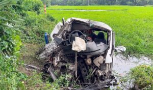 নাটোরে লাশবাহী অ্যাম্বুলেন্স ও ট্রাকের মুখোমুখি সংঘর্ষ, আহত ৮