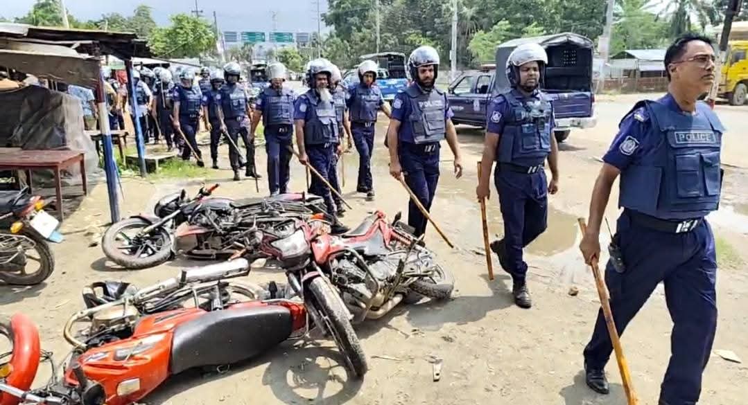 নাটোরে বাস স্ট্যান্ডে আধিপত্য বিস্তারকে কেন্দ্র করে বিএনপির দু'পক্ষের সংঘর্ষে ৭ নেতা-কর্মী আহত#সংবাদ শৈলী