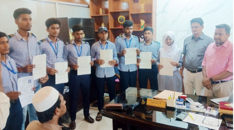 ৬০ কিলোমিটার পেরিয়ে পরীক্ষার হলে সেই ৮ শিক্ষার্থী, প্রতারণার পর মিলল হারানো সুযোগ#
