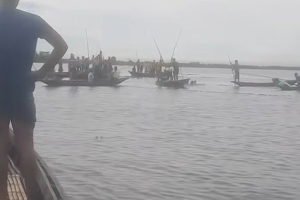 নলডাঙ্গায় হালতির বিলে ঝড়ে নৌকাডুবি, বাবার চোখের সামনেই ছেলের মৃত্যু#সংবাদ শৈলী