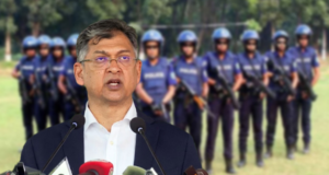 পুলিশ বাহিনীর সদস্যরা ও স্বরাষ্ট্রমন্ত্রী সালাহউদ্দিন আহমদ। ছবি: সংগৃহীত