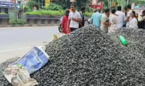 চোখের সামনে ২ সন্তানকে লরিচাপা পড়তে দেখলেন বাবা!