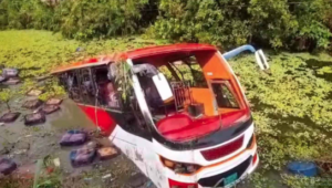 ফরিদপুরের নিয়ন্ত্রণ হারিয়ে যাত্রীবাহী বাস খাদে, আহত ২৫
