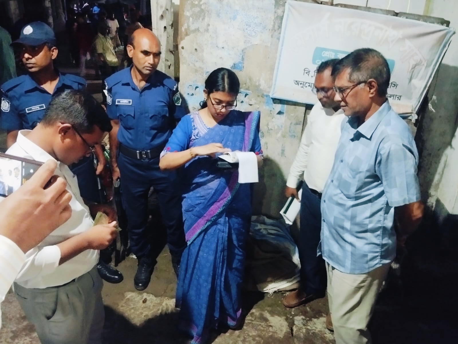 সিংড়ায় অবৈধভাবে সরকারি সার বিক্রি, ব্যবসায়ীকে ৮০ হাজার টাকা জরিমানা #সং বাদ শৈলী