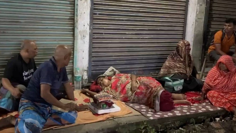 চিকিৎসা নিতে কলকাতায়, থাকার জায়গা না পেয়ে রাস্তায় বাংলাদেশিরা