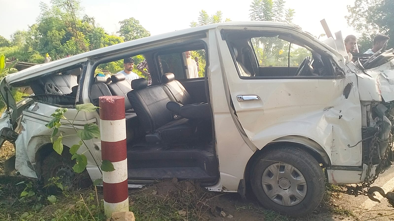 নাটোরে কুড়িগ্রাম এক্সপ্রেসের ধাক্কায় দুমড়ে-মুচড়ে গেল হাইএস, অল্পের জন্য রক্ষা চালকের