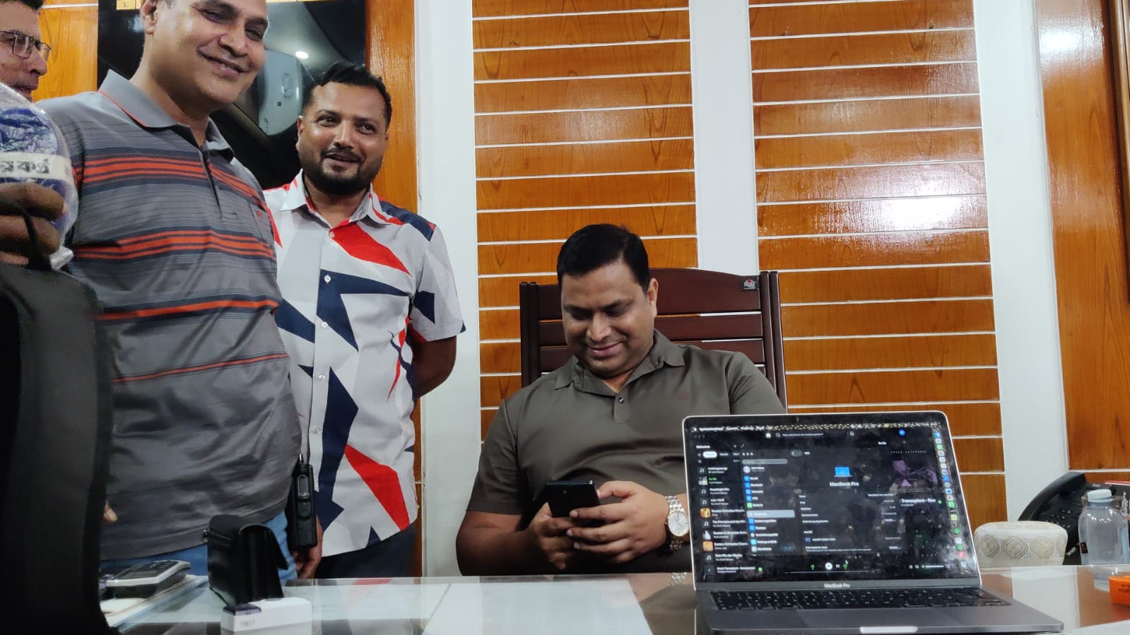 নাটোরের কাপড়ের দোকান মিলল জার্মান পর্যটকের ল্যাপটপ!#সংবাদ শৈলী