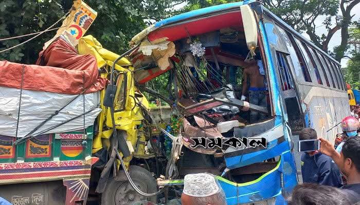 ছবি ক্যাপশান - ১ ও ২ একমাত্র ছেলেকে হারিয়ে কান্নায় ভেঙ্গে পড়ছেন বাবর আলী।ছবি সংবাদ শৈলী