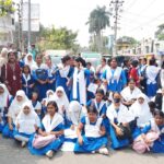 প্রধান শিক্ষকের বদলির দাবিতে নাটোর সরকারি বালিকা বিদ্যালয়ের শিক্ষার্থী দের বিক্ষোভ, সড়ক অবরোধ 