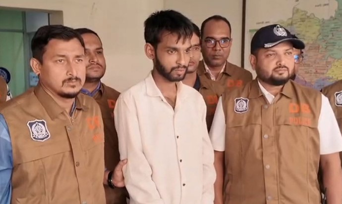 প্রধানমন্ত্রীর অতিরিক্ত প্রেস সচিবের পরিচয়ে প্রতারণা, নাটোরে গ্রেপ্তার ১#