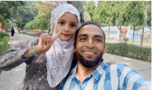 ছবি ক্যাপশান -ব্যাংক কর্মকর্তা শহিদুল ইসলামের সাথে মেয়ে তাফসিয়া ।ছবি সংবাদ শৈলী 